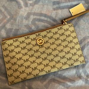 Michael Korea wrisrtlet